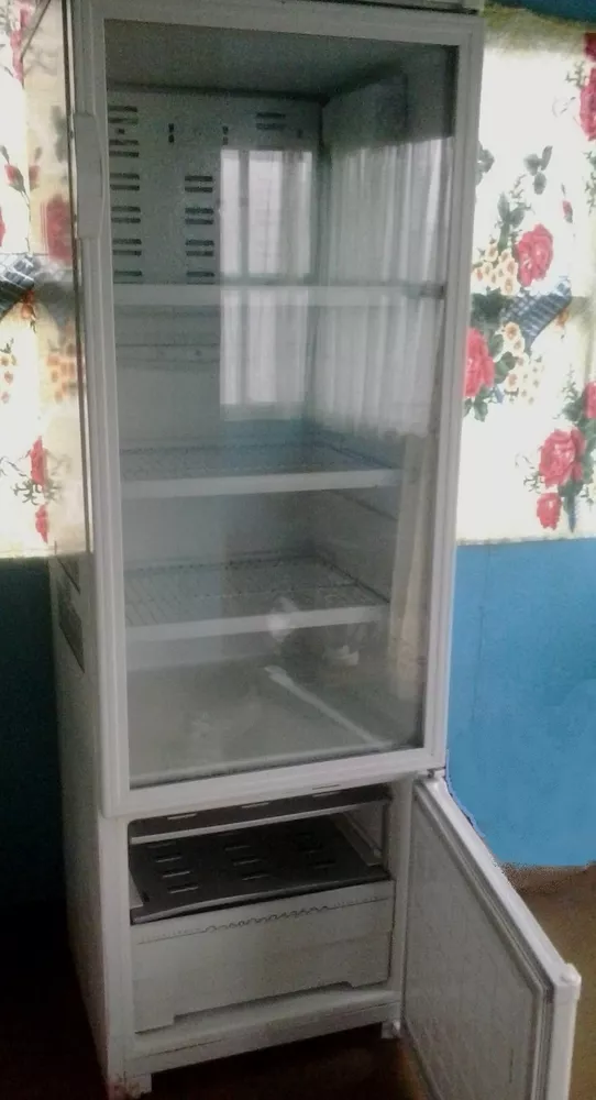  Продам вертикальную холодильную витрину
